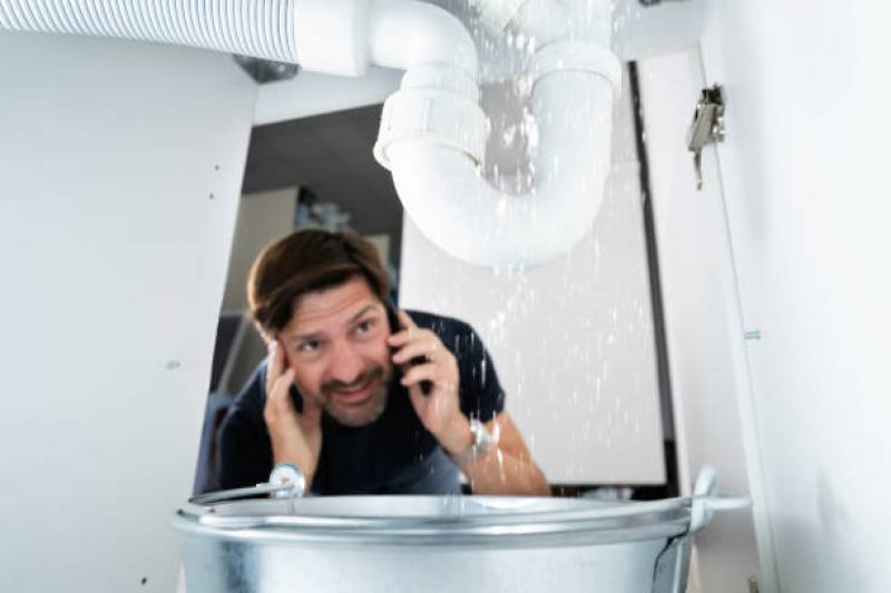Fuite d eau sous évier de cuisine : pourquoi contacter un plombier professionnel en urgence ? Bordeaux Métropole 33